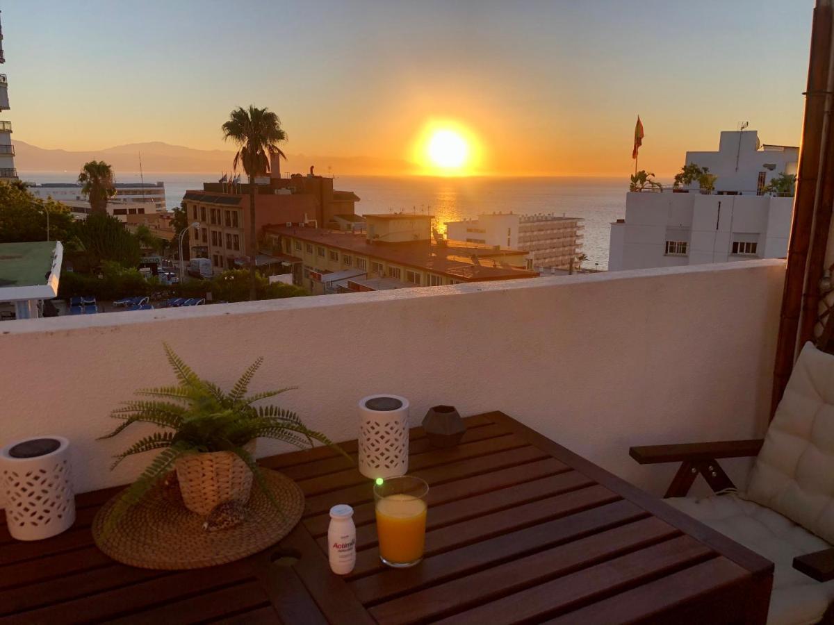 Hébergement de vacances El Cortijuelo. Magnificent Triplex Terraced House With Rooftop Of 18m2, Overlooking The Sea. Parking Torremolinos